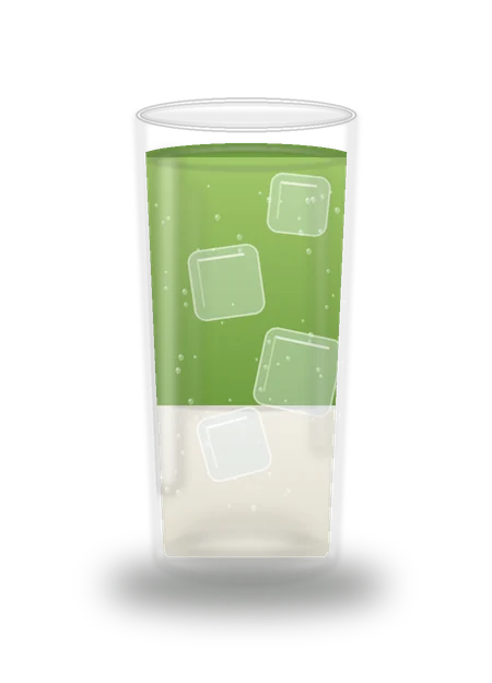 Iced Matcha mit Eiswürfeln und Kondenstropfen am Glas