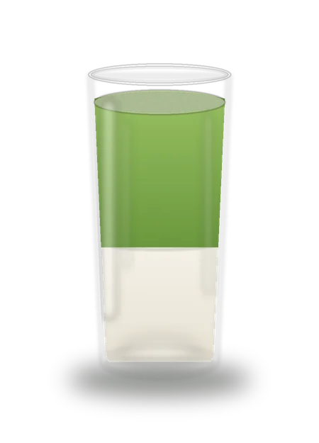 Matcha Latte: grüne Schicht über Milch in einem hohen Glas